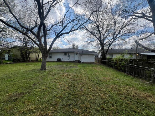 2208 Joey St in Waco, TX - Foto de edificio - Building Photo