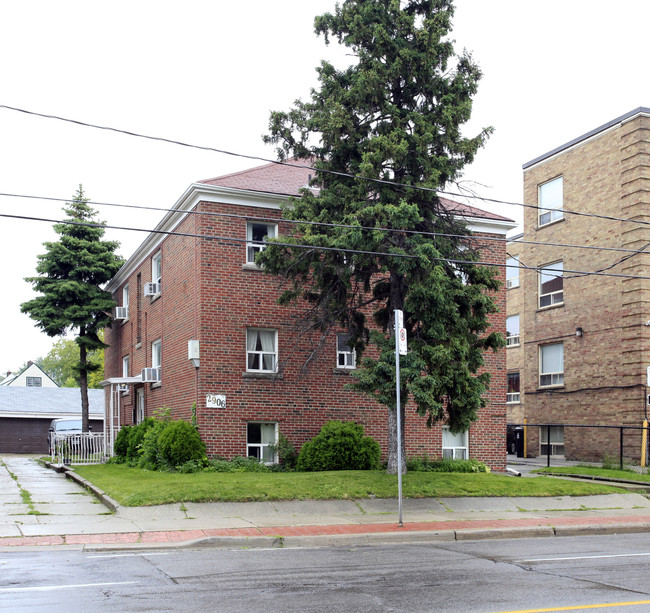 2906 St Clair Ave E in Toronto, ON - Building Photo - Primary Photo