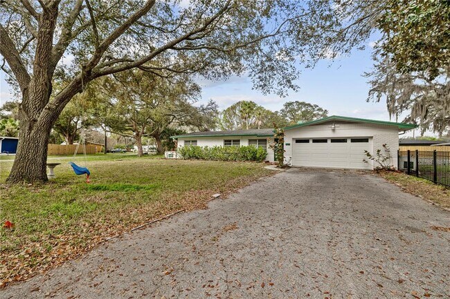 12902 Forest Hills Dr in Tampa, FL - Building Photo - Building Photo
