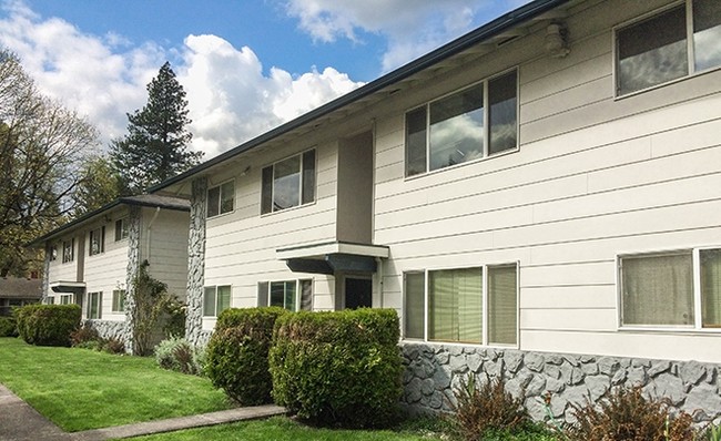 Green Tree Apartments in Portland, OR - Building Photo - Building Photo