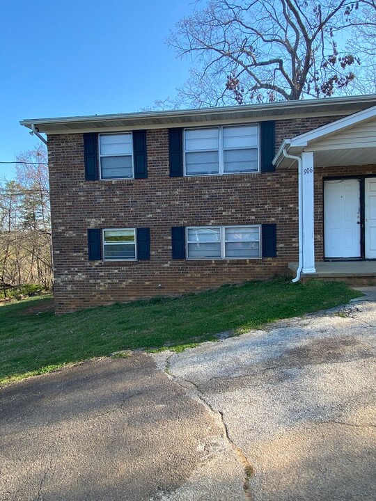 906 Flanders Ln NW in Knoxville, TN - Building Photo