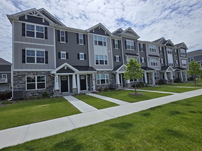 334 Basin Ct in St. Charles, IL - Building Photo - Building Photo