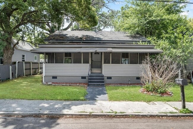2410 Mc Quade St in Jacksonville, FL - Foto de edificio - Building Photo