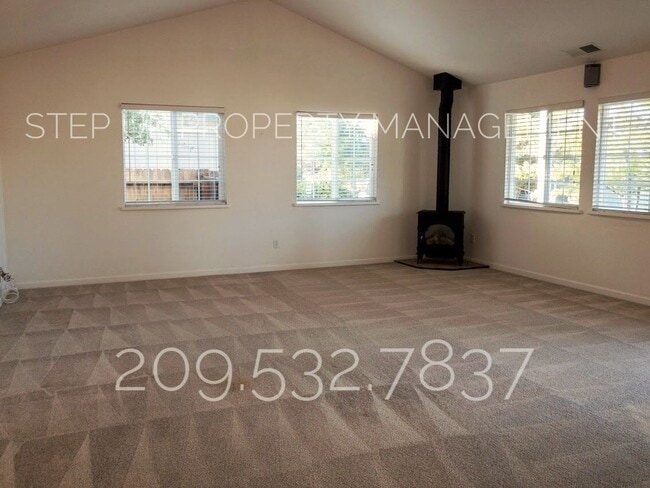 18012 Clouds Rest Rd in Soulsbyville, CA - Building Photo - Building Photo