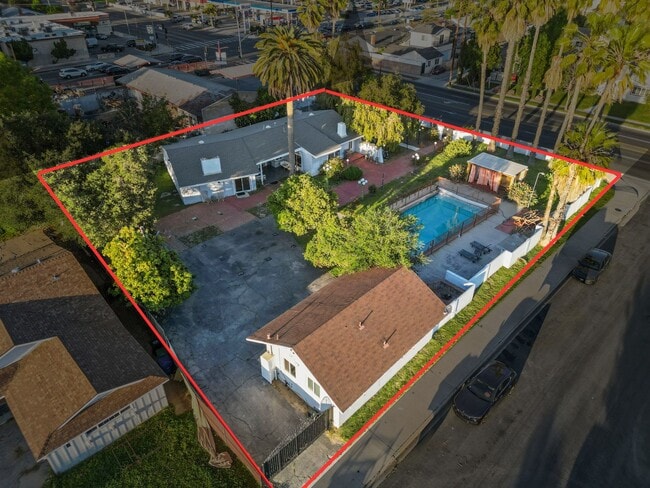 8647 Corbin Ave in Winnetka, CA - Foto de edificio - Building Photo