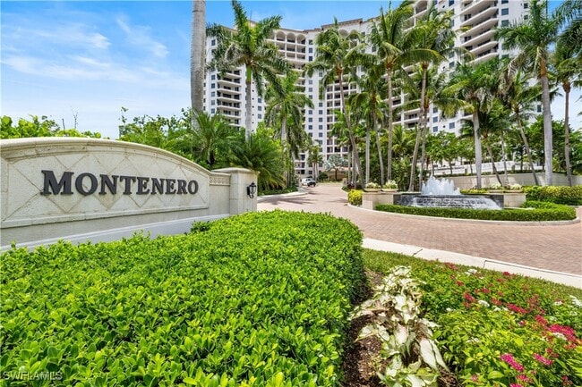 7575 Pelican Bay Blvd in Naples, FL - Building Photo - Building Photo