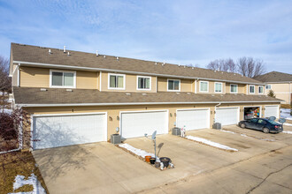 The Arbors at Carman Estates in Des Moines, IA - Foto de edificio - Building Photo