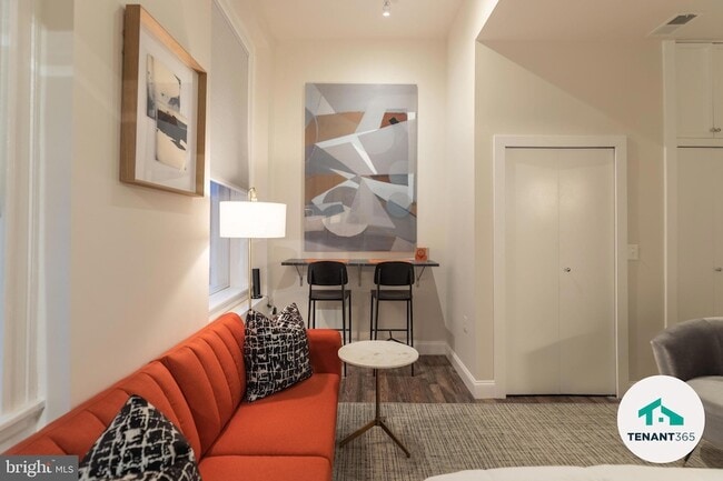 8 E Fayette St, Unit Apt 201 in Baltimore, MD - Foto de edificio - Building Photo