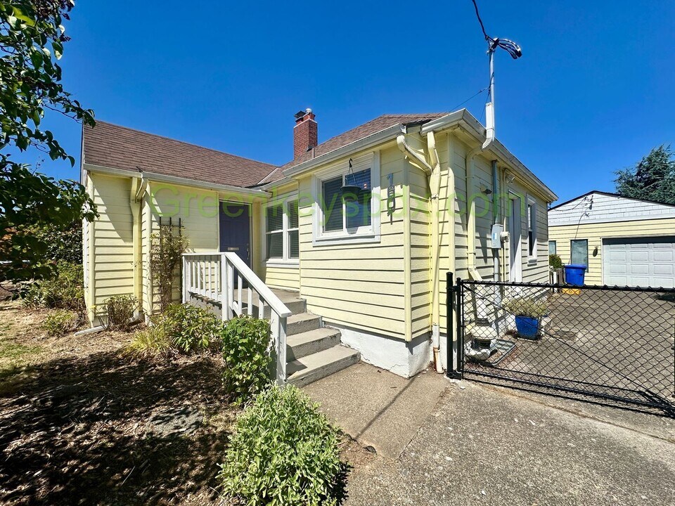 1601 NE Holman St in Portland, OR - Building Photo