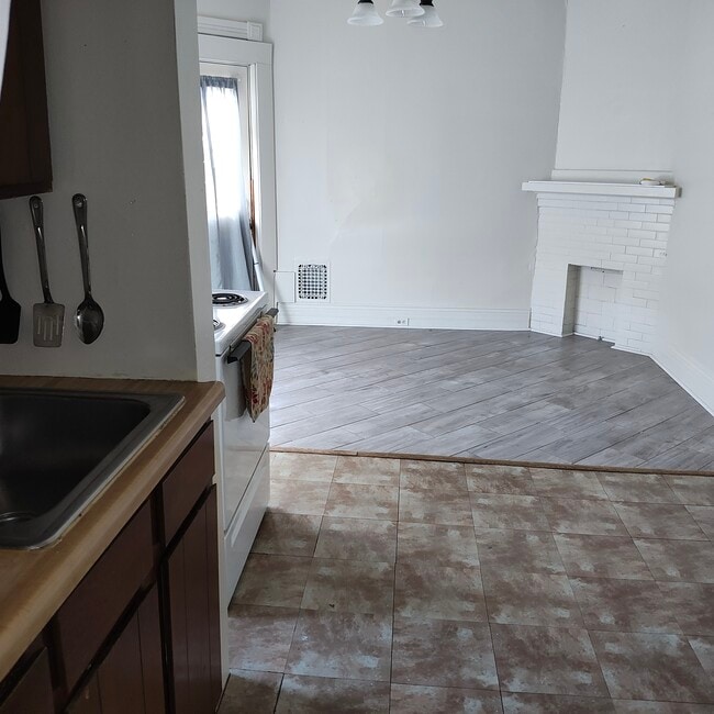 535 W 8th St, Unit 2nd floor front in Erie, PA - Building Photo - Building Photo