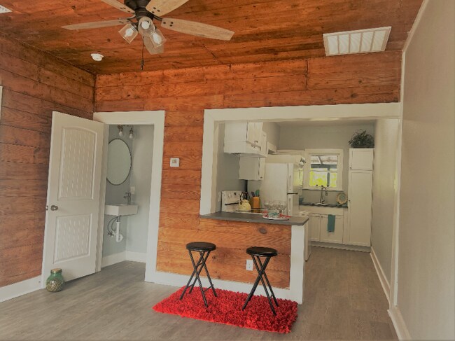 property at 715 W Hollywood Ave