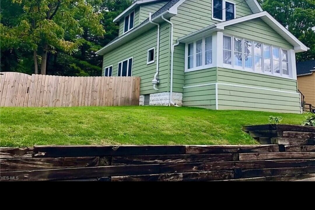 359 Sieber Ave in Akron, OH - Building Photo
