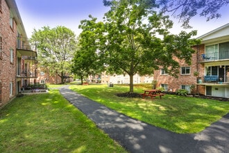 Village Center in Orchard Park, NY - Foto de edificio - Building Photo