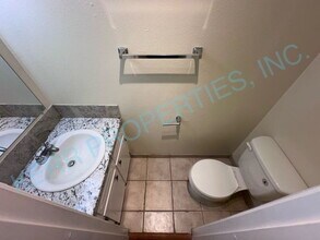 253 SE Kelly Ave in Gresham, OR - Building Photo - Building Photo