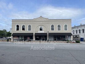 10-10A Market St in Barnesville, GA - Building Photo