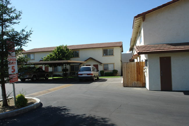 3116 Stine Rd in Bakersfield, CA - Foto de edificio - Building Photo
