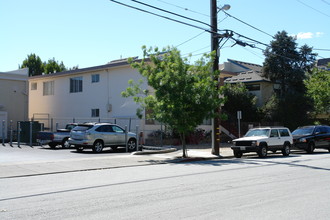 554 Walnut St in San Carlos, CA - Building Photo - Building Photo