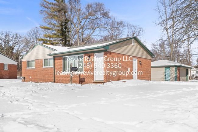 32112 Pembroke St in Livonia, MI - Building Photo - Building Photo