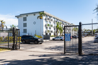 Golden Gate Apartments in Miami, FL - Building Photo - Building Photo