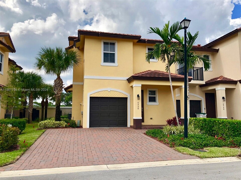 6950 Long Pine Cir in Coconut Creek, FL - Foto de edificio