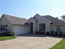 500 Hidden Meadow Ct in Desoto, TX - Building Photo