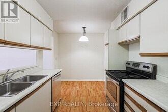 633-633 Bay St. in Toronto, ON - Building Photo - Building Photo