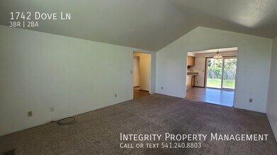 1742 Dove Ln in Medford, OR - Building Photo - Building Photo