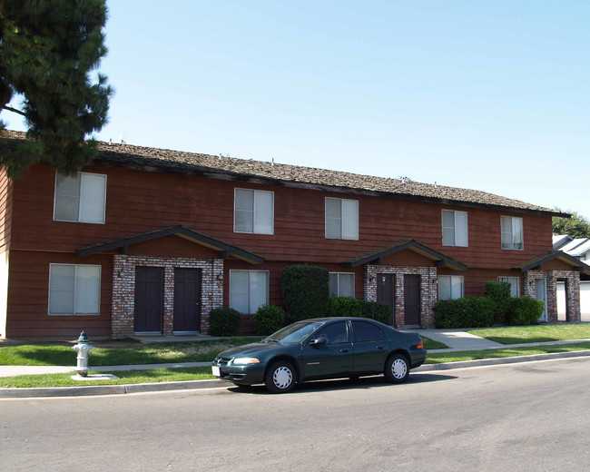 6065 N Augusta St in Fresno, CA - Foto de edificio - Building Photo