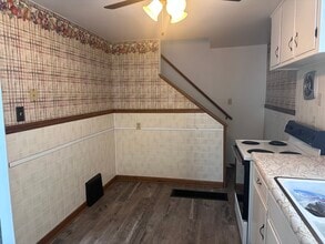 633 W 26th St, Unit 633 and a half #1 in Erie, PA - Building Photo - Building Photo
