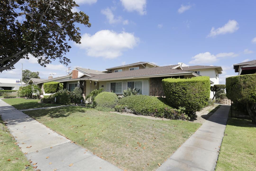 1913 W Bayport Cor in Anaheim, CA - Building Photo