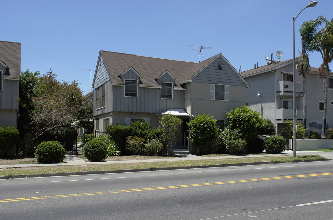 135 N Normandie Ave in Los Angeles, CA - Foto de edificio