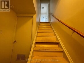 90 Crittenden Square in Toronto, ON - Building Photo - Building Photo