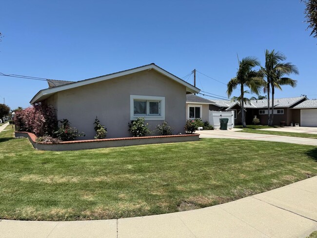 15841 Rollins Ln in Huntington Beach, CA - Building Photo - Building Photo