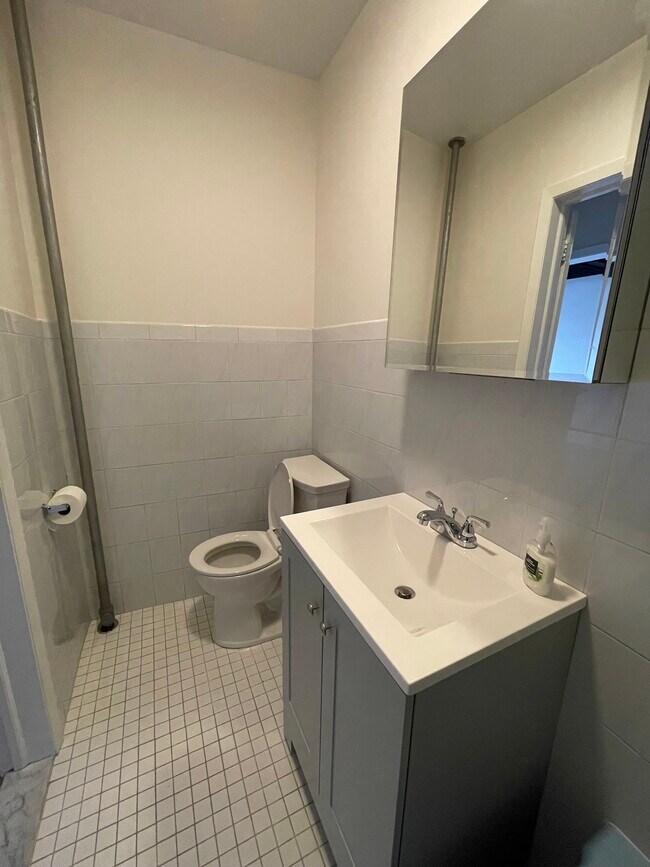 7446 62nd St, Unit 1 in Glendale, NY - Building Photo - Building Photo