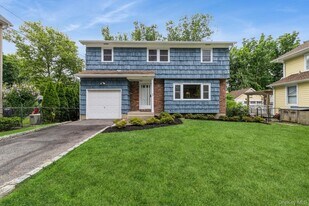 22 Central St in Huntington, NY - Building Photo