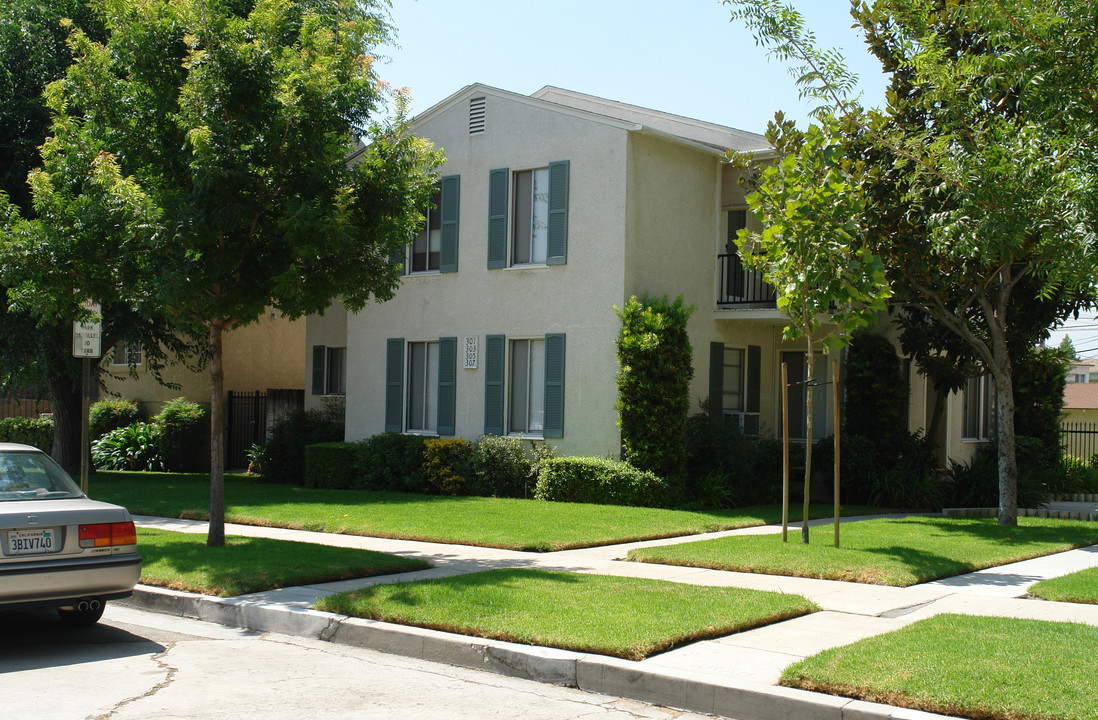 301-307 Birmingham Rd in Burbank, CA - Building Photo