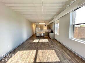 911 W Dakin St, Unit 2 in Chicago, IL - Building Photo - Building Photo
