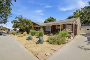 12818 Hatteras St in Valley Village, CA - Building Photo