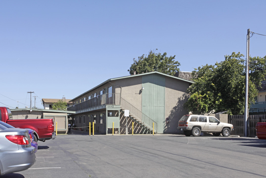 1059 N Sanborn Rd in Salinas, CA - Building Photo