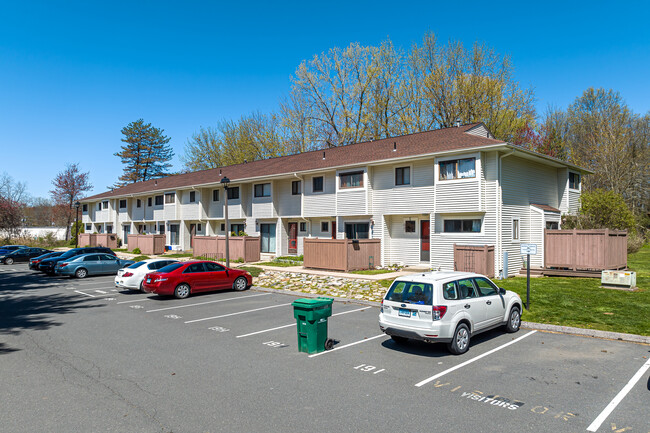 Bloomfield Village in Bloomfield, CT - Foto de edificio - Building Photo