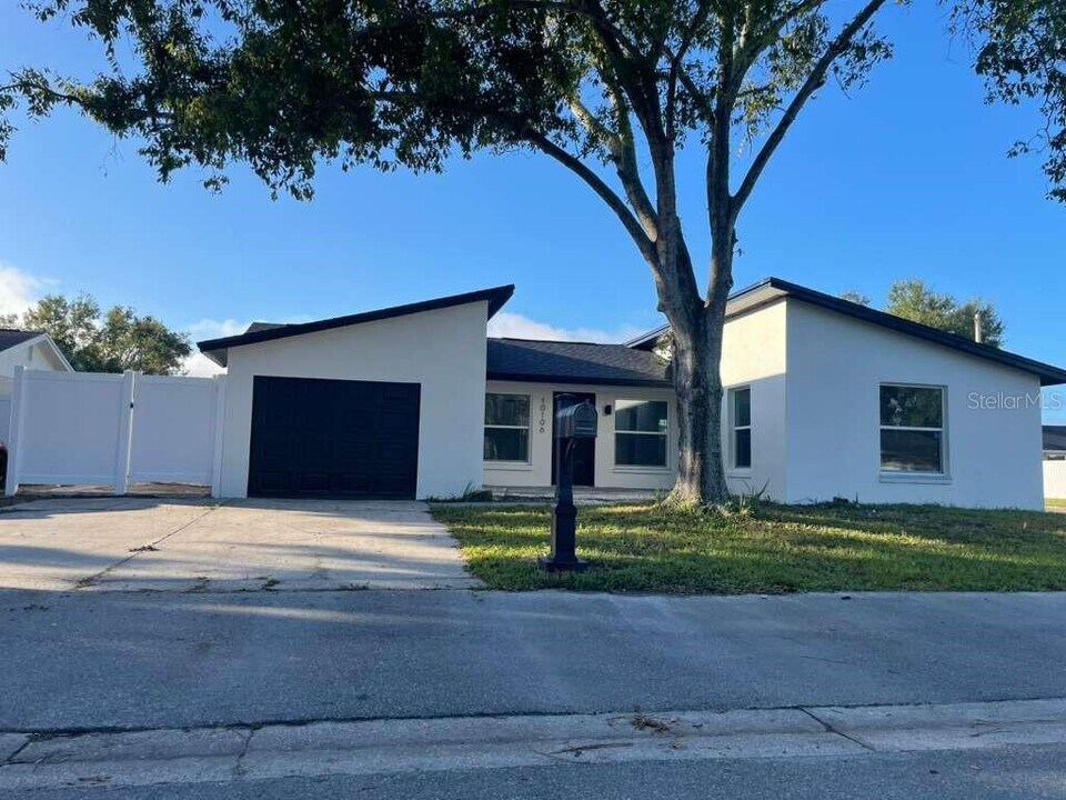 10106 Royal Acres Ct in Tampa, FL - Building Photo