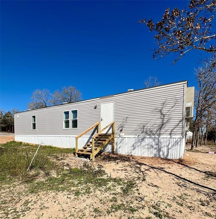 111 Thunderbird Dr in Smithville, TX - Building Photo