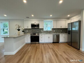 429 Round Hill Rd in Fairfield, CT - Building Photo - Building Photo