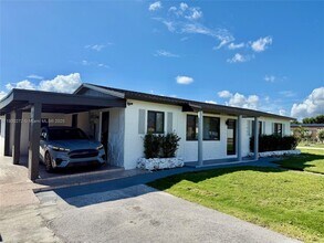 11462 SW 225th St in Miami, FL - Foto de edificio - Building Photo