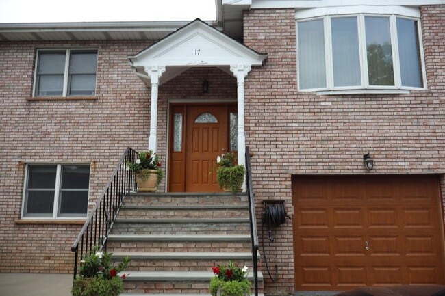 property at 17 Bronxville Ln