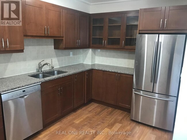 1580 Lancaster Dr in Oakville, ON - Building Photo - Building Photo