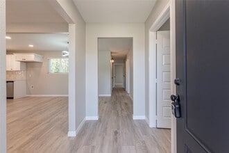 4813 Cedar St in Seabrook, TX - Foto de edificio - Building Photo