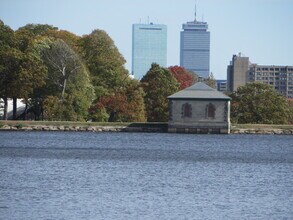 1999 Commonwealth Ave, Unit 4 in Boston, MA - Foto de edificio - Building Photo