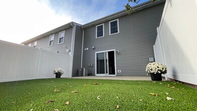 1352 Oxford Cir in Roselle, IL - Building Photo - Building Photo