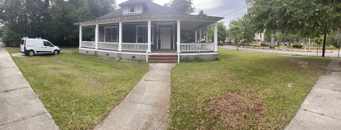 400 Arch St, Unit A /or Front of House in Marion, SC - Building Photo